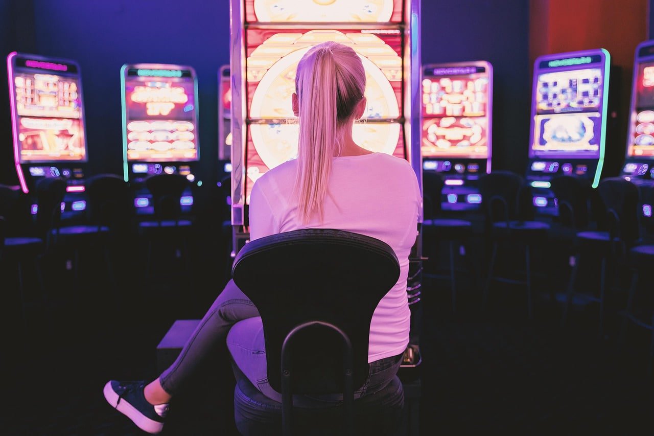 Live casino dengan dealer profesional dan pengguna menikmati permainan kartu online